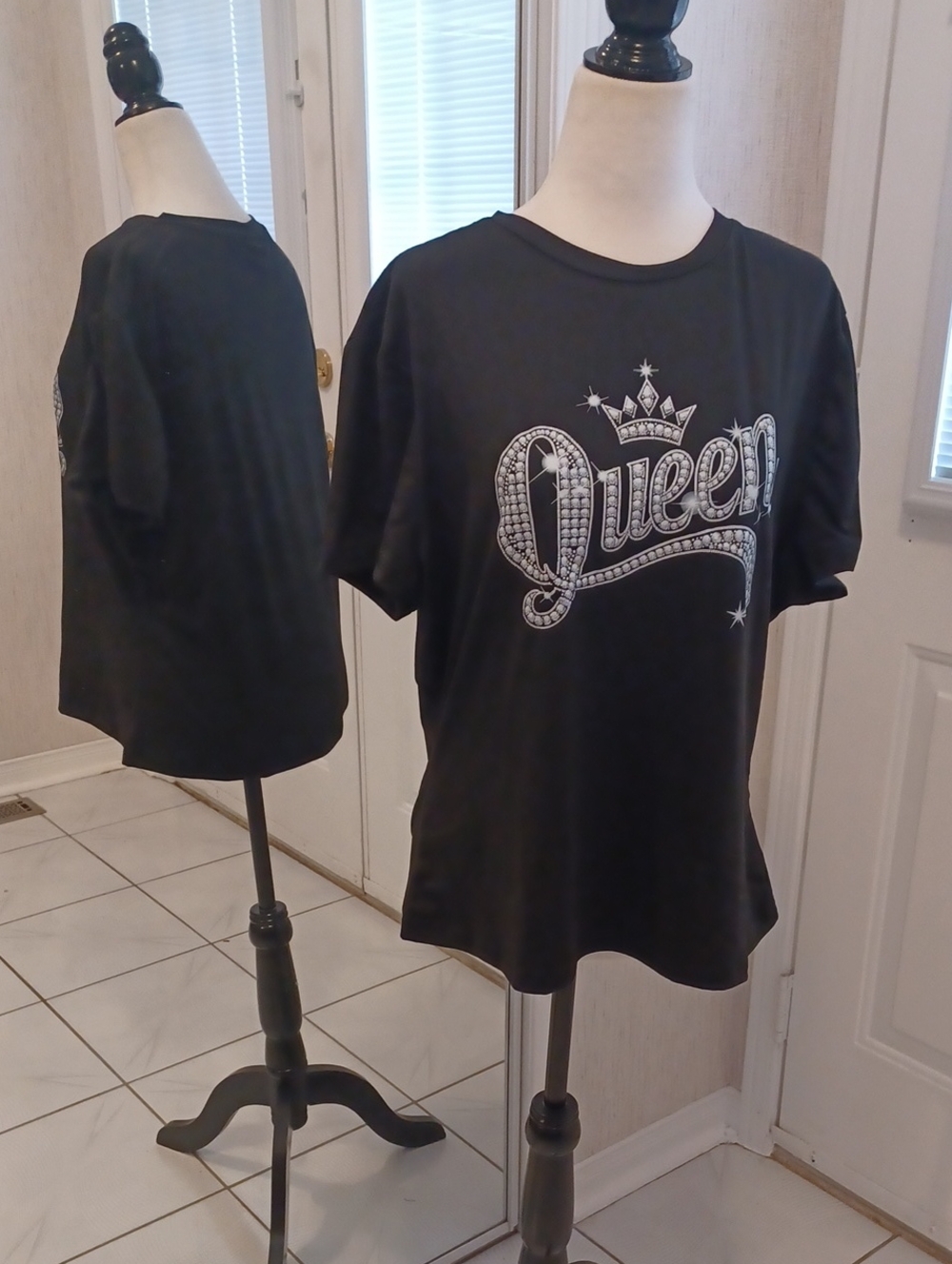 4/$60 Black 'Queen' Graphic Tee - Size 3XL